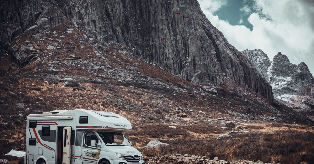 Vivez la liberté de voyager dans un camping-car avec des paysages montagneux à couper le souffle et un terrain accidenté.