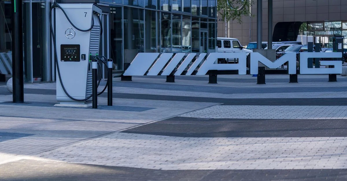 Station de charge pour véhicule électrique dans un complexe d'affaires moderne avec un design architectural épuré.
