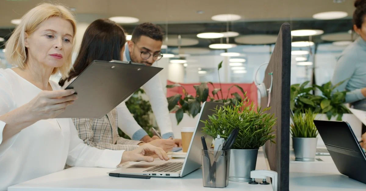 Groupe de professionnels travaillant ensemble dans un environnement de bureau moderne.